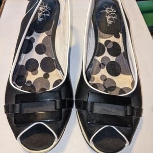 **SOLD**Women's Life Stride Small Wedge Shoe Size 7 1/2